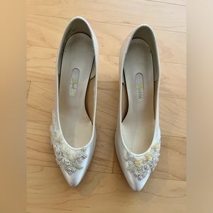 White Wedding Dyeable shoes Size 8.5 and matching purse. Vintage. $50 for both
